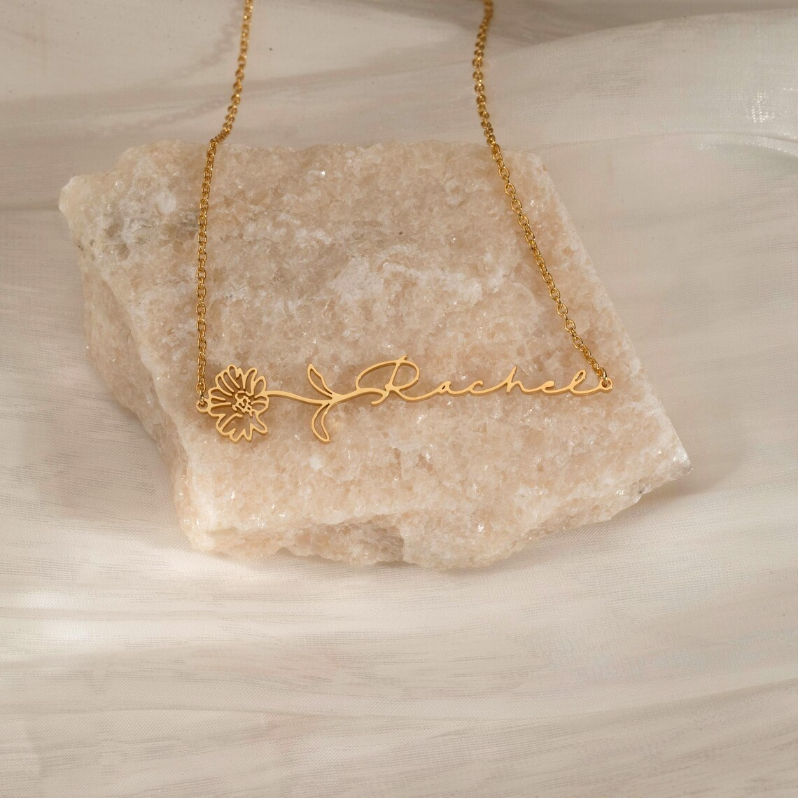 Haiyufly Custom Name Necklace  - Birth Flower Necklace recensie en prijs